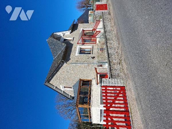 Une maison bâtie en pierres, couverte en tuiles, cour, terrain, garage.