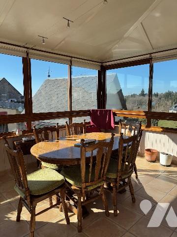 Une maison bâtie en pierres, couverte en tuiles, cour, terrain, garage.