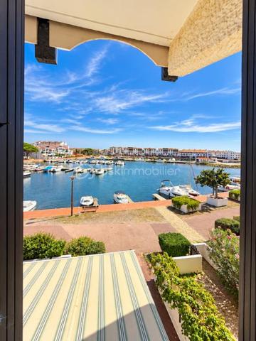La coudalère 
Appartement de type duplex bénéficiant d'une splendide vue sur la marina et l'étang 
Son véritable atout? Une loggia fermée face à la marina idéale pour profiter du panorama en toute saison ... et admirer chaque soir de magnifiques couchers de soleil
Situé au deuxième étage L'appartement offre deux espaces nuit bien distincts à l'étage une cuisine ouverte sur le séjour et loggia , une salle d'eau et un parking privatif 
La résidence offre de beaux équipements : piscine, terrain de tennis aire de jeux pour les enfants le tout à proximité immédiate des commerces 
Un pied à terre idéal pour une résidence secondaire ou un investissement locatif 
Ici les vacances commencent dès que vous ouvrez la porte ... La vue s'occupe du reste