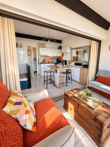 La coudalère 
Appartement de type duplex bénéficiant d'une splendide vue sur la marina et l'étang 
Son véritable atout? Une loggia fermée face à la marina idéale pour profiter du panorama en toute saison ... et admirer chaque soir de magnifiques couchers de soleil
Situé au deuxième étage L'appartement offre deux espaces nuit bien distincts à l'étage une cuisine ouverte sur le séjour et loggia , une salle d'eau et un parking privatif 
La résidence offre de beaux équipements : piscine, terrain de tennis aire de jeux pour les enfants le tout à proximité immédiate des commerces 
Un pied à terre idéal pour une résidence secondaire ou un investissement locatif 
Ici les vacances commencent dès que vous ouvrez la porte ... La vue s'occupe du reste