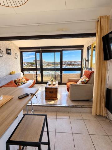 La coudalère 
Appartement de type duplex bénéficiant d'une splendide vue sur la marina et l'étang 
Son véritable atout? Une loggia fermée face à la marina idéale pour profiter du panorama en toute saison ... et admirer chaque soir de magnifiques couchers de soleil
Situé au deuxième étage L'appartement offre deux espaces nuit bien distincts à l'étage une cuisine ouverte sur le séjour et loggia , une salle d'eau et un parking privatif 
La résidence offre de beaux équipements : piscine, terrain de tennis aire de jeux pour les enfants le tout à proximité immédiate des commerces 
Un pied à terre idéal pour une résidence secondaire ou un investissement locatif 
Ici les vacances commencent dès que vous ouvrez la porte ... La vue s'occupe du reste