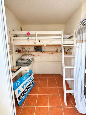 La coudalère 
Appartement de type duplex bénéficiant d'une splendide vue sur la marina et l'étang 
Son véritable atout? Une loggia fermée face à la marina idéale pour profiter du panorama en toute saison ... et admirer chaque soir de magnifiques couchers de soleil
Situé au deuxième étage L'appartement offre deux espaces nuit bien distincts à l'étage une cuisine ouverte sur le séjour et loggia , une salle d'eau et un parking privatif 
La résidence offre de beaux équipements : piscine, terrain de tennis aire de jeux pour les enfants le tout à proximité immédiate des commerces 
Un pied à terre idéal pour une résidence secondaire ou un investissement locatif 
Ici les vacances commencent dès que vous ouvrez la porte ... La vue s'occupe du reste