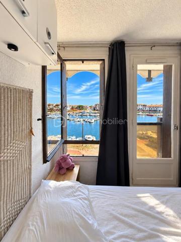 La coudalère 
Appartement de type duplex bénéficiant d'une splendide vue sur la marina et l'étang 
Son véritable atout? Une loggia fermée face à la marina idéale pour profiter du panorama en toute saison ... et admirer chaque soir de magnifiques couchers de soleil
Situé au deuxième étage L'appartement offre deux espaces nuit bien distincts à l'étage une cuisine ouverte sur le séjour et loggia , une salle d'eau et un parking privatif 
La résidence offre de beaux équipements : piscine, terrain de tennis aire de jeux pour les enfants le tout à proximité immédiate des commerces 
Un pied à terre idéal pour une résidence secondaire ou un investissement locatif 
Ici les vacances commencent dès que vous ouvrez la porte ... La vue s'occupe du reste