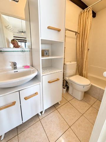 La coudalère 
Appartement de type duplex bénéficiant d'une splendide vue sur la marina et l'étang 
Son véritable atout? Une loggia fermée face à la marina idéale pour profiter du panorama en toute saison ... et admirer chaque soir de magnifiques couchers de soleil
Situé au deuxième étage L'appartement offre deux espaces nuit bien distincts à l'étage une cuisine ouverte sur le séjour et loggia , une salle d'eau et un parking privatif 
La résidence offre de beaux équipements : piscine, terrain de tennis aire de jeux pour les enfants le tout à proximité immédiate des commerces 
Un pied à terre idéal pour une résidence secondaire ou un investissement locatif 
Ici les vacances commencent dès que vous ouvrez la porte ... La vue s'occupe du reste