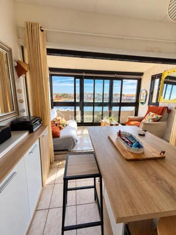 La coudalère 
Appartement de type duplex bénéficiant d'une splendide vue sur la marina et l'étang 
Son véritable atout? Une loggia fermée face à la marina idéale pour profiter du panorama en toute saison ... et admirer chaque soir de magnifiques couchers de soleil
Situé au deuxième étage L'appartement offre deux espaces nuit bien distincts à l'étage une cuisine ouverte sur le séjour et loggia , une salle d'eau et un parking privatif 
La résidence offre de beaux équipements : piscine, terrain de tennis aire de jeux pour les enfants le tout à proximité immédiate des commerces 
Un pied à terre idéal pour une résidence secondaire ou un investissement locatif 
Ici les vacances commencent dès que vous ouvrez la porte ... La vue s'occupe du reste