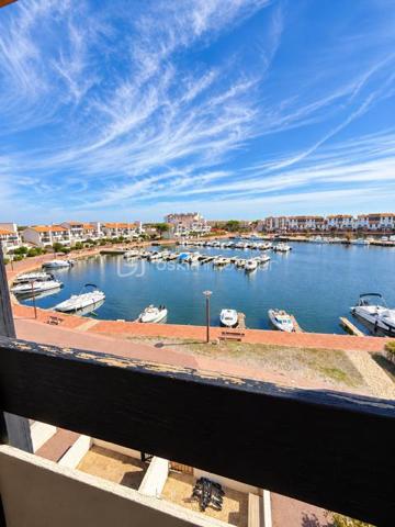 La coudalère 
Appartement de type duplex bénéficiant d'une splendide vue sur la marina et l'étang 
Son véritable atout? Une loggia fermée face à la marina idéale pour profiter du panorama en toute saison ... et admirer chaque soir de magnifiques couchers de soleil
Situé au deuxième étage L'appartement offre deux espaces nuit bien distincts à l'étage une cuisine ouverte sur le séjour et loggia , une salle d'eau et un parking privatif 
La résidence offre de beaux équipements : piscine, terrain de tennis aire de jeux pour les enfants le tout à proximité immédiate des commerces 
Un pied à terre idéal pour une résidence secondaire ou un investissement locatif 
Ici les vacances commencent dès que vous ouvrez la porte ... La vue s'occupe du reste