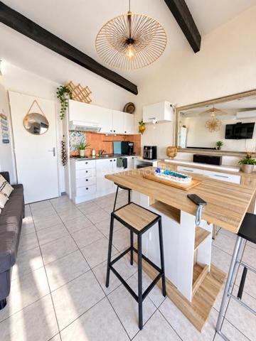 La coudalère 
Appartement de type duplex bénéficiant d'une splendide vue sur la marina et l'étang 
Son véritable atout? Une loggia fermée face à la marina idéale pour profiter du panorama en toute saison ... et admirer chaque soir de magnifiques couchers de soleil
Situé au deuxième étage L'appartement offre deux espaces nuit bien distincts à l'étage une cuisine ouverte sur le séjour et loggia , une salle d'eau et un parking privatif 
La résidence offre de beaux équipements : piscine, terrain de tennis aire de jeux pour les enfants le tout à proximité immédiate des commerces 
Un pied à terre idéal pour une résidence secondaire ou un investissement locatif 
Ici les vacances commencent dès que vous ouvrez la porte ... La vue s'occupe du reste