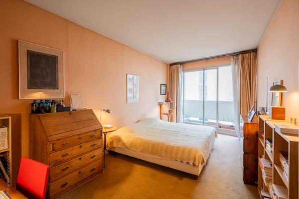 Neuilly-sur-Seine (92200) Pont de Neuilly - au calme et orienté Sud-Ouest appartement de 102m2 avec son balcon filant.