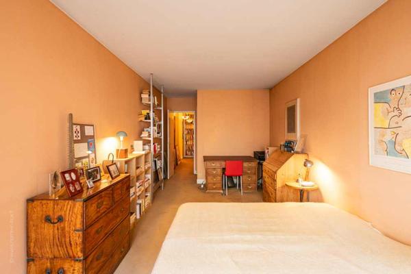 Neuilly-sur-Seine (92200) Pont de Neuilly - au calme et orienté Sud-Ouest appartement de 102m2 avec son balcon filant.