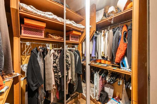 Neuilly-sur-Seine (92200) Pont de Neuilly - au calme et orienté Sud-Ouest appartement de 102m2 avec son balcon filant.