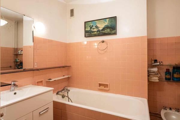 Neuilly-sur-Seine (92200) Pont de Neuilly - au calme et orienté Sud-Ouest appartement de 102m2 avec son balcon filant.