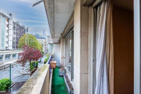 Neuilly-sur-Seine (92200) Pont de Neuilly - au calme et orienté Sud-Ouest appartement de 102m2 avec son balcon filant.