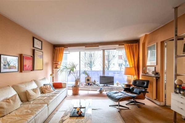 Neuilly-sur-Seine (92200) Pont de Neuilly - au calme et orienté Sud-Ouest appartement de 102m2 avec son balcon filant.