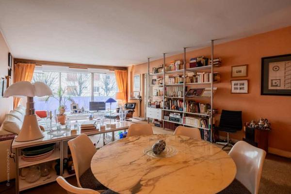 Neuilly-sur-Seine (92200) Pont de Neuilly - au calme et orienté Sud-Ouest appartement de 102m2 avec son balcon filant.