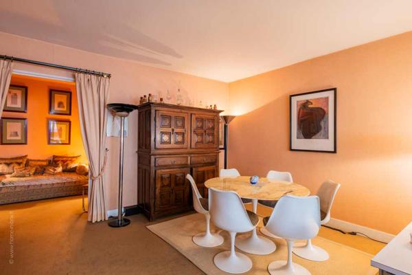 Neuilly-sur-Seine (92200) Pont de Neuilly - au calme et orienté Sud-Ouest appartement de 102m2 avec son balcon filant.