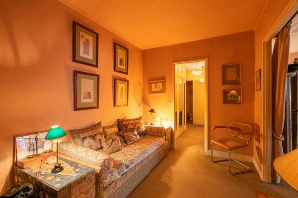 Neuilly-sur-Seine (92200) Pont de Neuilly - au calme et orienté Sud-Ouest appartement de 102m2 avec son balcon filant.