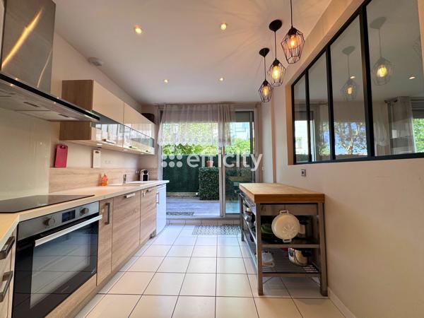Appartement
         4 pièces
        - 85 m² Bien prestige 719 000 € *