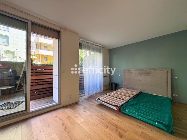 Appartement
         4 pièces
        - 85 m² Bien prestige 719 000 € *