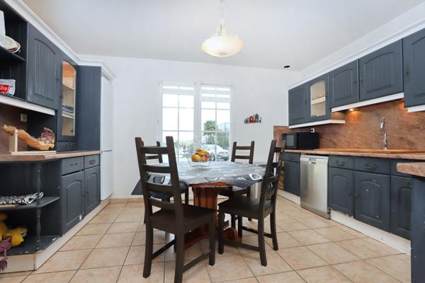 Acigné (35690) A ACIGNE, IMPLANTEE SUR UN TERRAIN DE 1332 M2, BELLE MAISON AVEC DEPENDANCE