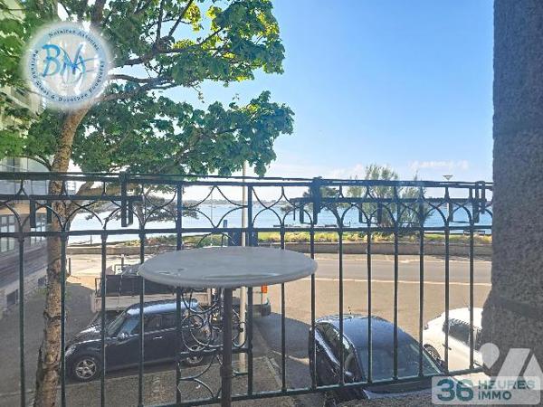 Situé au premier étage d'un petit immeuble en pierre, cet appartement de caractère bénéficie d'...