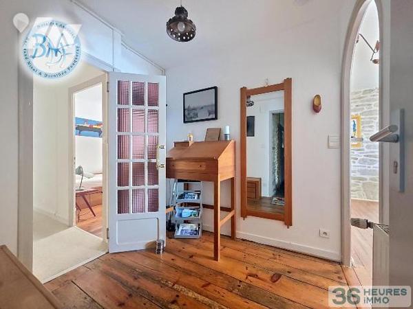 Situé au premier étage d'un petit immeuble en pierre, cet appartement de caractère bénéficie d'...