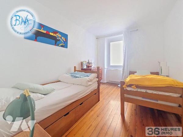 Situé au premier étage d'un petit immeuble en pierre, cet appartement de caractère bénéficie d'...