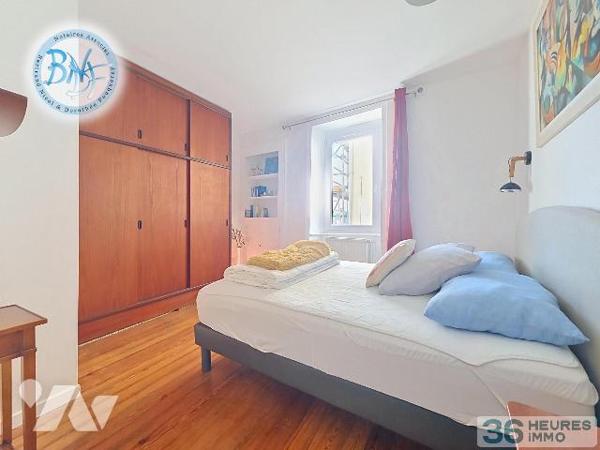 Situé au premier étage d'un petit immeuble en pierre, cet appartement de caractère bénéficie d'...