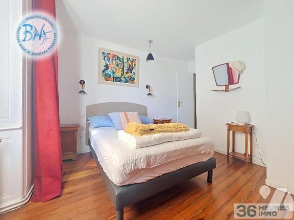 Situé au premier étage d'un petit immeuble en pierre, cet appartement de caractère bénéficie d'...