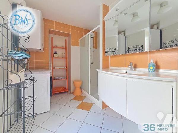 Situé au premier étage d'un petit immeuble en pierre, cet appartement de caractère bénéficie d'...