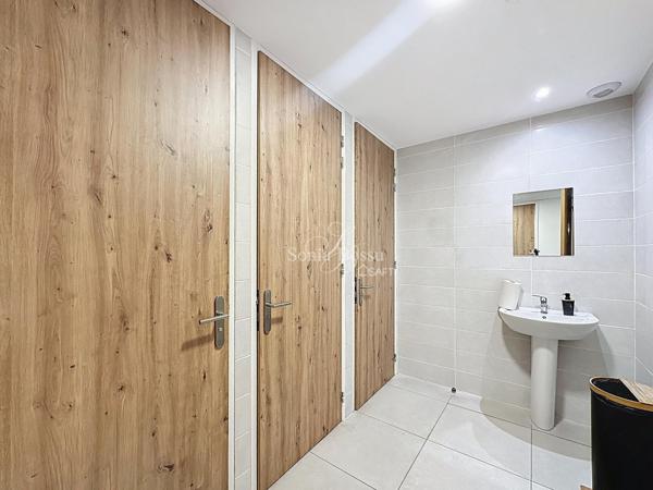 IMMEUBLE DE STANDING SUR 2400M2 COMPRENANT ACCUEIL BUREAUX HANGAR ET PARKING (+TERRAIN)