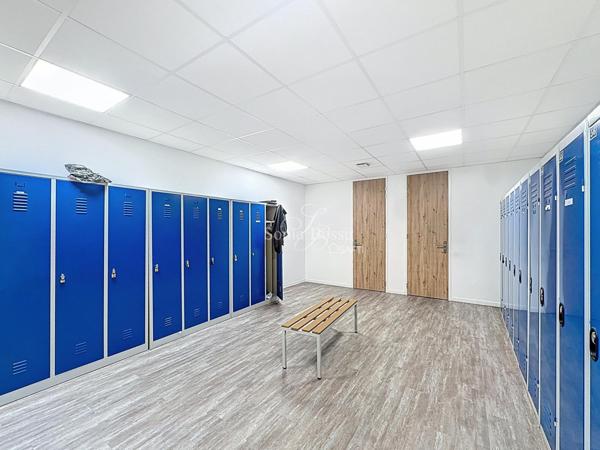 IMMEUBLE DE STANDING SUR 2400M2 COMPRENANT ACCUEIL BUREAUX HANGAR ET PARKING (+TERRAIN)