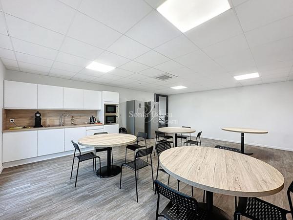 IMMEUBLE DE STANDING SUR 2400M2 COMPRENANT ACCUEIL BUREAUX HANGAR ET PARKING (+TERRAIN)