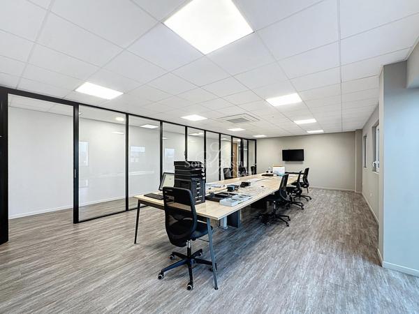 IMMEUBLE DE STANDING SUR 2400M2 COMPRENANT ACCUEIL BUREAUX HANGAR ET PARKING (+TERRAIN)