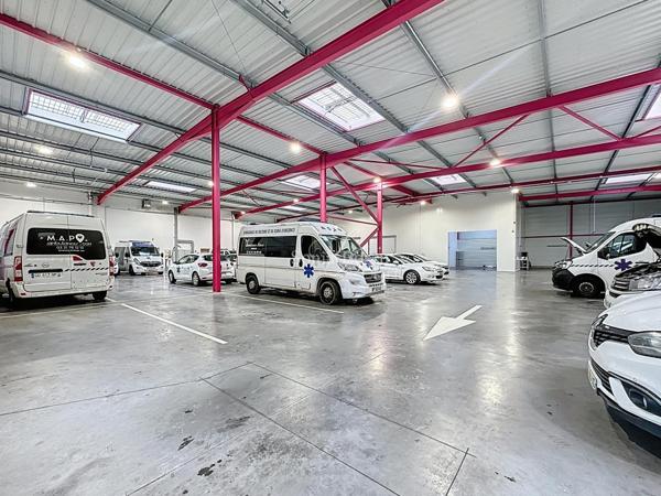 IMMEUBLE DE STANDING SUR 2400M2 COMPRENANT ACCUEIL BUREAUX HANGAR ET PARKING (+TERRAIN)