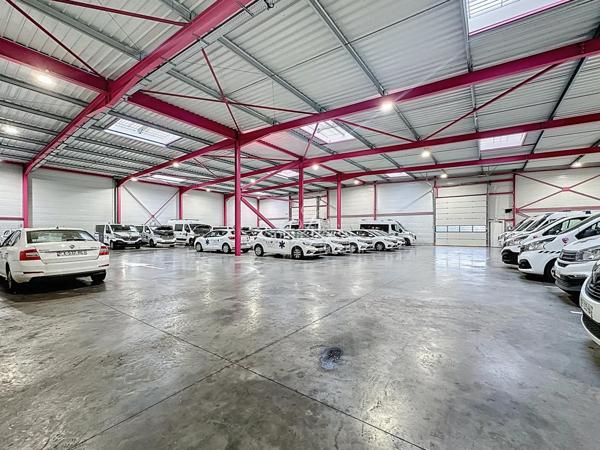 IMMEUBLE DE STANDING SUR 2400M2 COMPRENANT ACCUEIL BUREAUX HANGAR ET PARKING (+TERRAIN)