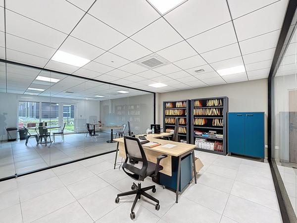 IMMEUBLE DE STANDING SUR 2400M2 COMPRENANT ACCUEIL BUREAUX HANGAR ET PARKING (+TERRAIN)