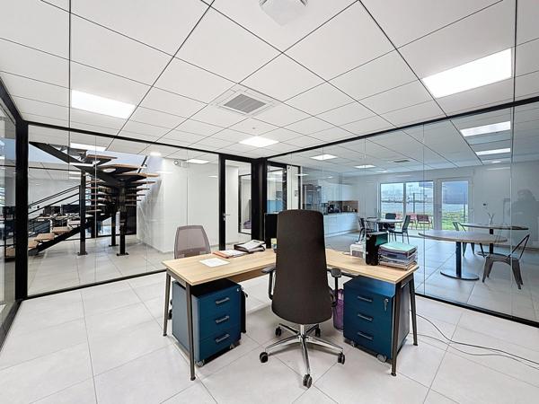 IMMEUBLE DE STANDING SUR 2400M2 COMPRENANT ACCUEIL BUREAUX HANGAR ET PARKING (+TERRAIN)