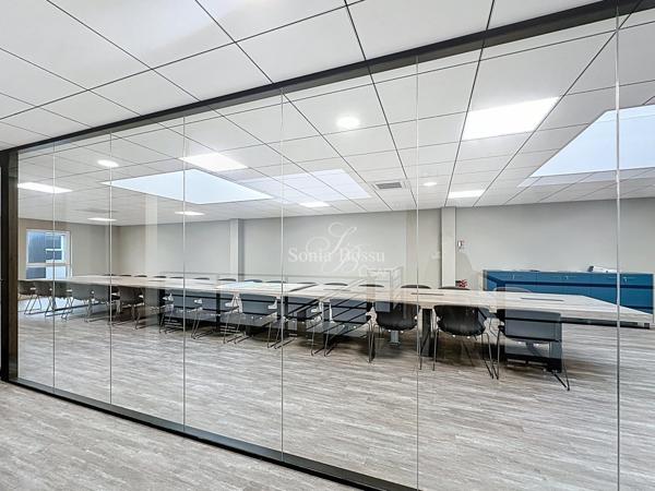 IMMEUBLE DE STANDING SUR 2400M2 COMPRENANT ACCUEIL BUREAUX HANGAR ET PARKING (+TERRAIN)