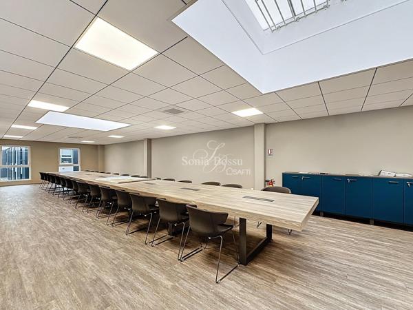 IMMEUBLE DE STANDING SUR 2400M2 COMPRENANT ACCUEIL BUREAUX HANGAR ET PARKING (+TERRAIN)