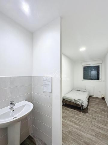 IMMEUBLE DE STANDING SUR 2400M2 COMPRENANT ACCUEIL BUREAUX HANGAR ET PARKING (+TERRAIN)