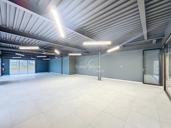 IMMEUBLE DE STANDING SUR 2400M2 COMPRENANT ACCUEIL BUREAUX HANGAR ET PARKING (+TERRAIN)