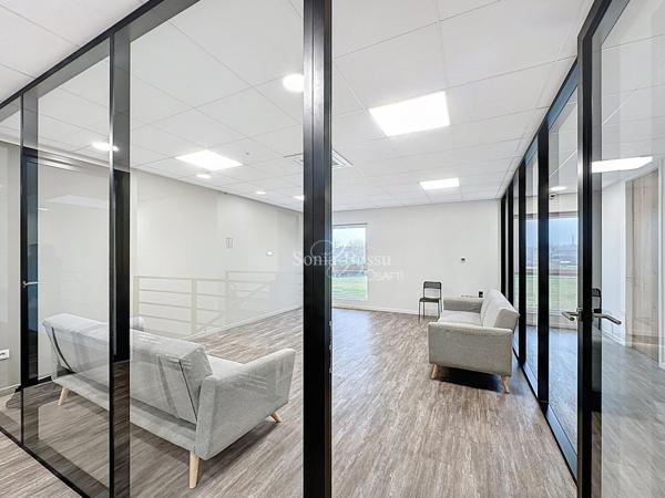 IMMEUBLE DE STANDING SUR 2400M2 COMPRENANT ACCUEIL BUREAUX HANGAR ET PARKING (+TERRAIN)