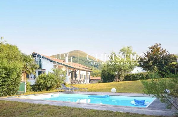 À vendre Ascain - Maison de caractère avec piscine au cœur du village