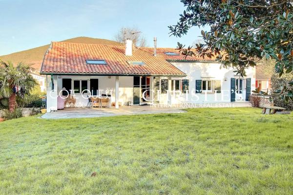 À vendre Ascain - Maison de caractère avec piscine au cœur du village