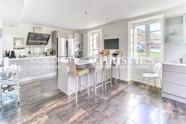 À vendre Ascain - Maison de caractère avec piscine au cœur du village