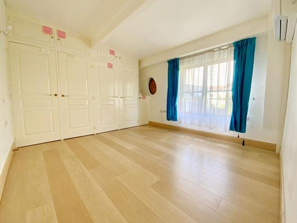 Exclusivité - Maison familiale avec piscine intérieure - Quartier pavillonnaire