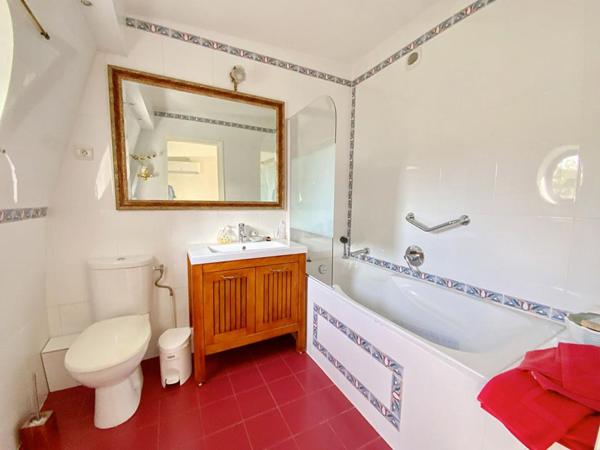 Exclusivité - Maison familiale avec piscine intérieure - Quartier pavillonnaire