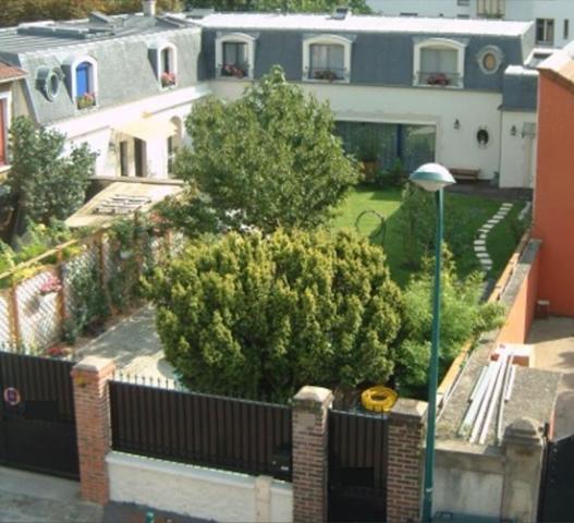 Exclusivité - Maison familiale avec piscine intérieure - Quartier pavillonnaire