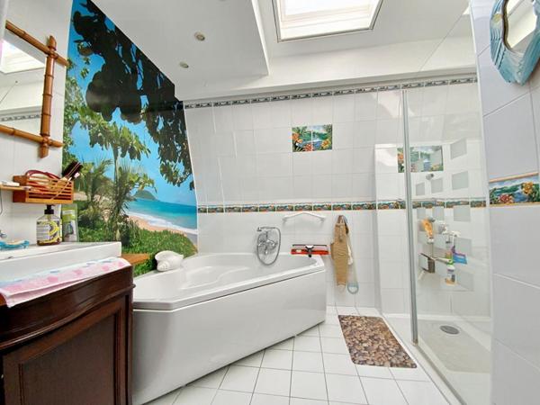 Exclusivité - Maison familiale avec piscine intérieure - Quartier pavillonnaire