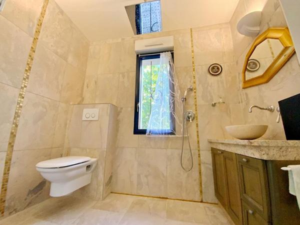 Exclusivité - Maison familiale avec piscine intérieure - Quartier pavillonnaire